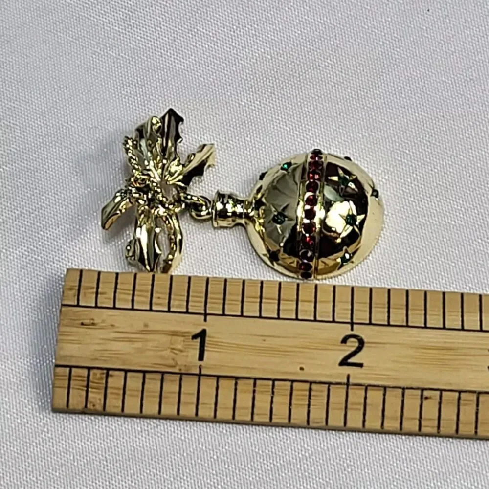 Dodds Christmas Ball Ornament w Bow Vintage Holiday Brooch Pin 1.7in Gold plated